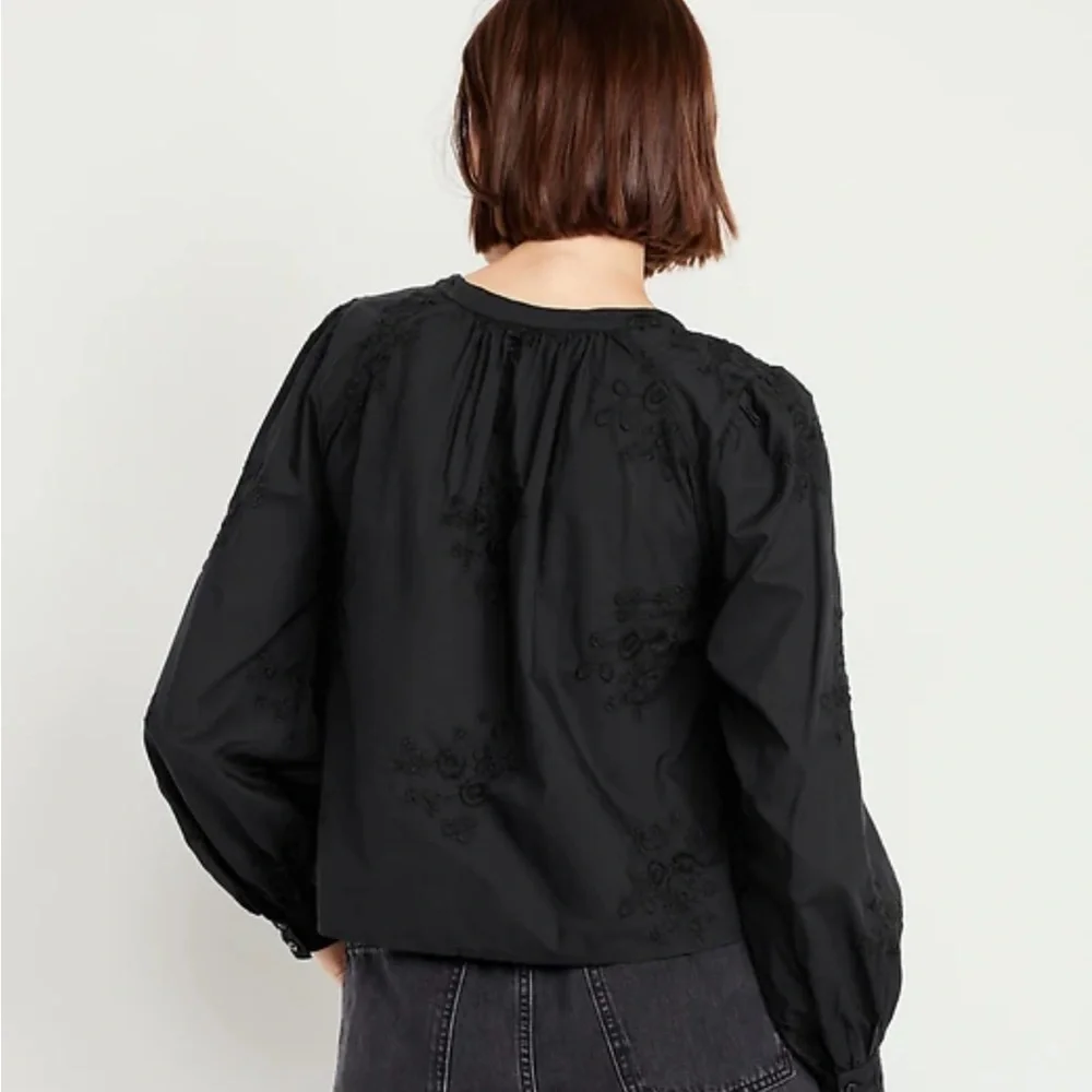 Old Navy NWT Button-Down Embroidered Top - Picture 2 of 5
